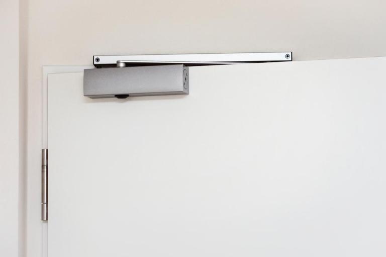 Installation d'un ferme-porte : guide complet et conseils